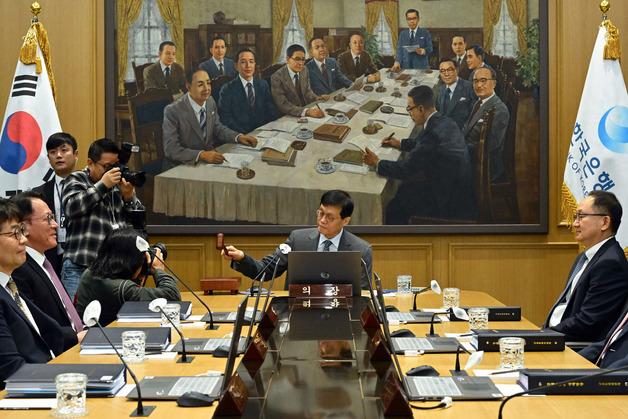한은, 고환율 '비상 처방'…은행 외화 예치금에 이자 주고 부담금 깎는다(종합)