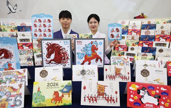 [뉴스1 PICK] 2026년 '붉은 말의 해' 병오년 연하우표·카드 공개