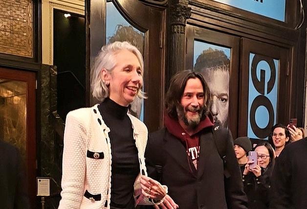 키아누 리브스, 8세 연하 연인과 손잡고 '다정' 데이트[N해외연예]