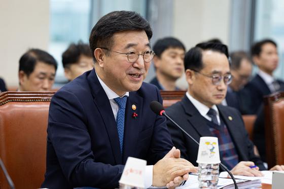 윤호중 행안장관, 충남 태안 어선 전복 '신속 구조' 긴급지시