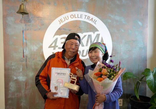 "암 3번 이겨내고 지구 한바퀴"…올레길 100회 완주' 80세 한창수씨