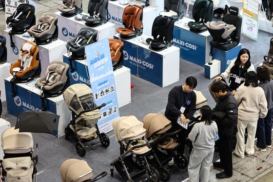 육아휴직자 20만명 돌파…3명 중 1명은 아빠 '역대 최대'