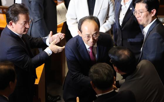 동료 의원들과 인사하며 본회의장 떠나는 추경호