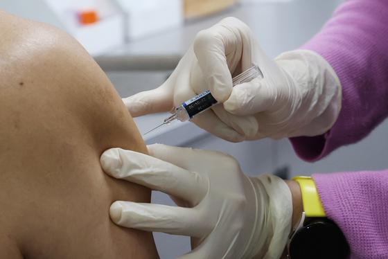 독감 환자 6주만 소폭 줄었지만 유행 기준 7.6배…예방접종 당부