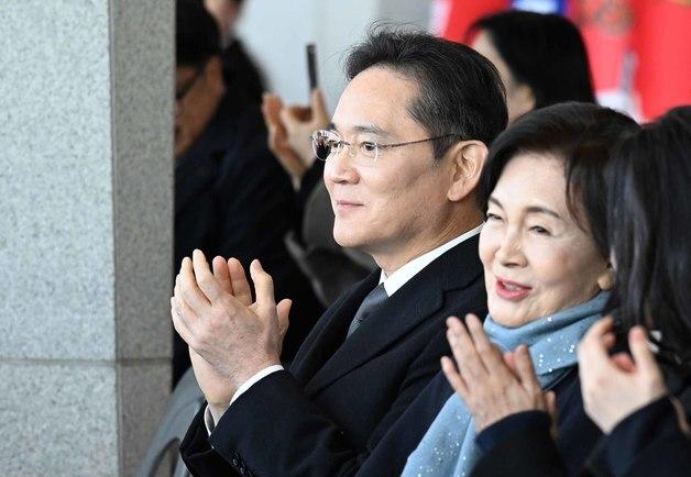 홍라희 관장, 이재용 회장에 2.5조 규모 삼성전자 지분 증여