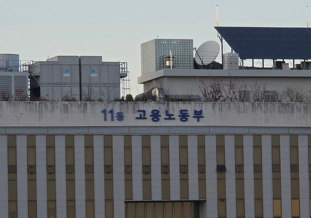 AI로 생산성 높이고 고용도 늘린 中企 찾은 김영훈 "노동 있는 AX 추진"
