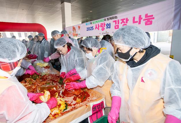 김치도 나누고 온기도 나누고…자치구 '사랑의 김장 행사'