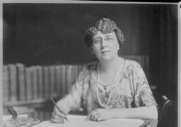 '빨강 머리 앤' 작가 루시 모드 몽고메리 출생