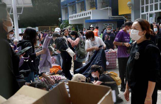 주윤발도 위로…홍콩, 검은 연기 속에서도 꺼지지 않은 희망