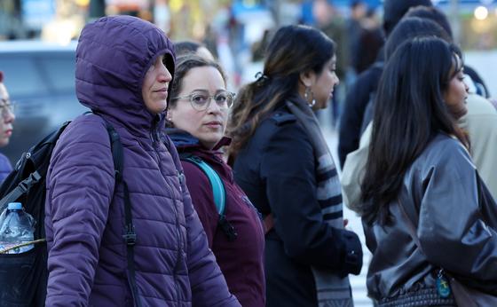 [뉴스1 PICK]이른 한파주의보에 '꽁꽁 사맨 시민들'