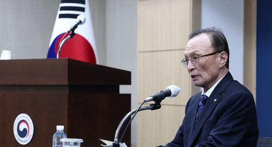 베트남 출장 중 수술받은 이해찬 전 총리…"의식 없고 위중"