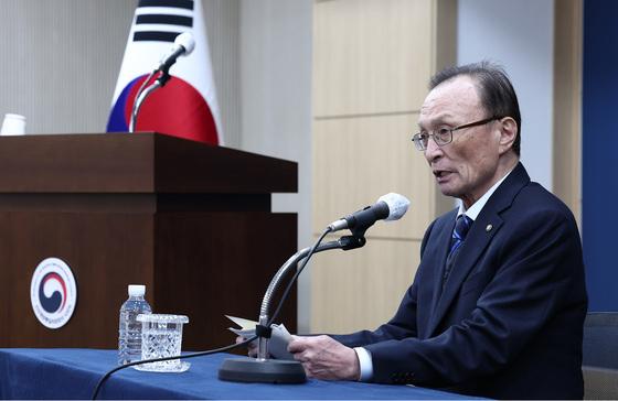 베트남 출장 중 수술받은 이해찬 전 총리…"의식 없고 위중"