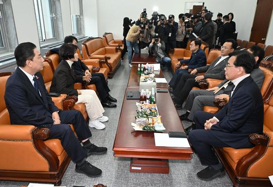 예산안 처리시한 D-1…여야 원내지도부, 다시 마주 앉는다