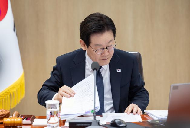 李대통령 '몸살', 소방공무원 오찬 불참…아세안·APEC 강행군 여파