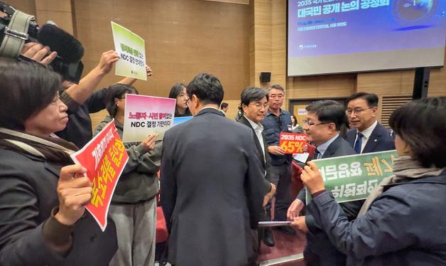 정부, 2035년 탄소감축 50~60% 2개안 제시…"기후 리더십 실종" 비판도(종합)