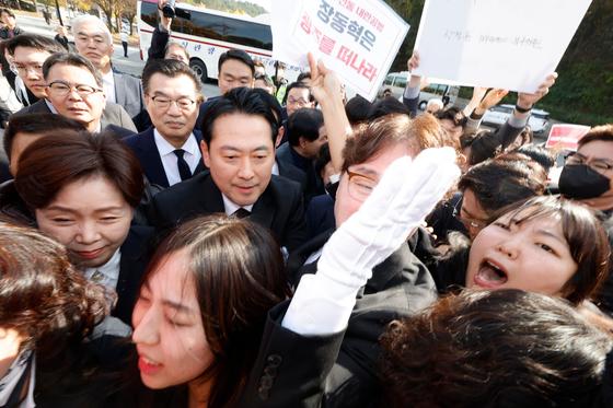 장동혁 대표, 광주 5·18묘지 참배 무산…곳곳서 몸싸움 '아수라장'