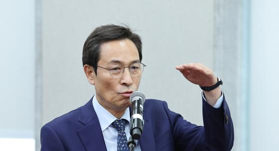 靑참모 지선 출마 설전…與 "바람직" 野 "선거캠프 전락"