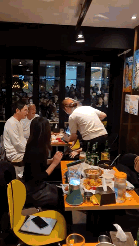 지난달 30일 깐부치킨 삼성점에서 강혜지 하이트진로 사원이 직접 테슬라&#40;테라+참이슬&#41; 소맥을 제조하는 모습.&#40;강혜지 하이트진로 사원 제공&#41;