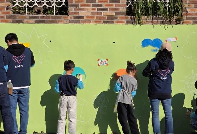성동구, SM엔터와 3년째 노후 시설 '벽화 조성' 활동