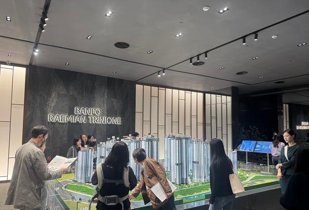 [르포] "현금 20억 준비했어요"…'래미안 트리니원' 견본주택 '북새통'