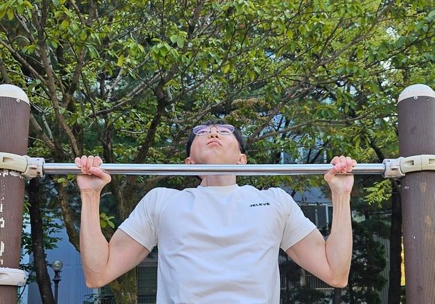 턱걸이 5개 하면 나도 '상위 10%'…첫걸음은 '매달리기'