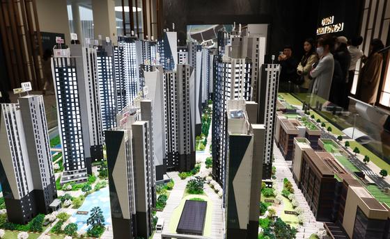 '30억 로또' 2.3만 명 몰렸다…'래미안 트리니원' 특공 경쟁률 86대 1