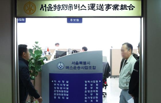 서울 시내버스 전환 노조 3곳 '파업' 가결…수능 전날 파업 현실로(종합)