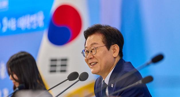 李 지지율 56.7%…APEC 성과에 2주 연속 상승 추세