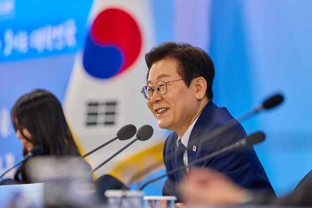 李 지지율 56.7%…APEC 성과에 2주 연속 상승 추세