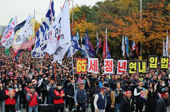 서울서 3만명 집결한 양대노총…"정년연장·단체교섭권" 요구