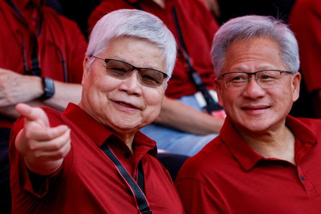 젠슨황 "블랙웰 수요 폭발…하닉·삼성 메모리 샘플 받았다"