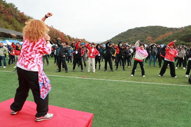 짙어가는 가을…주말 충북 곳곳 단풍놀이 행락객 '북적'