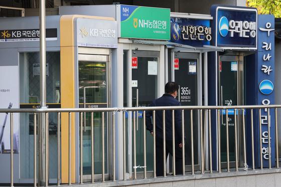 가뜩이나 높은 '대출 문턱'에…'대출 한파' 금리까지 오른다