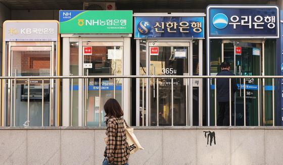 과징금·출연금·환율 '겹악재'…4대 금융, 4분기 실적 전망 줄하향