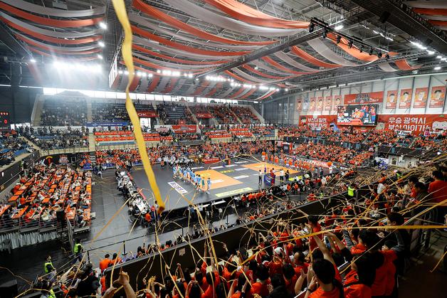 배구장에 '부산 갈매기' 'OK, 쌔리라'…프로배구 열기로 물든 부산