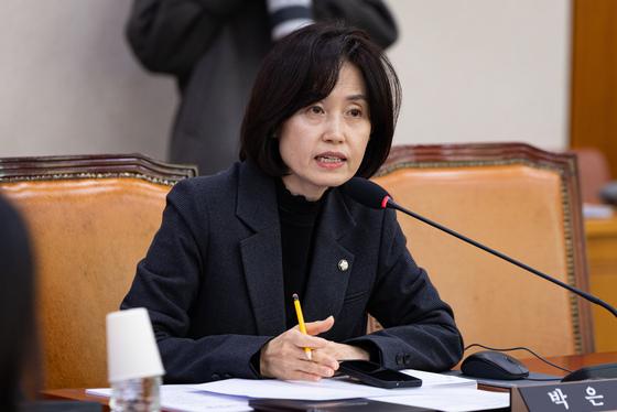 경찰, 박은정 남편 이종근 '변호사법 위반 의혹' 입건 전 종결