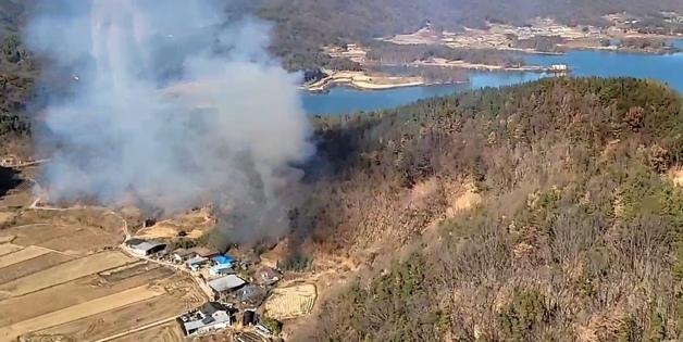 경북 상주 야산에 불…헬기 12대 투입해 90% 진화