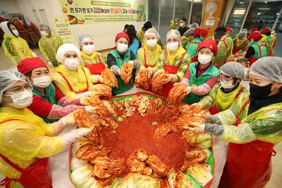 "K-김장 좋아요"…영진전문대 외국인 유학생, 김장 나눔 봉사