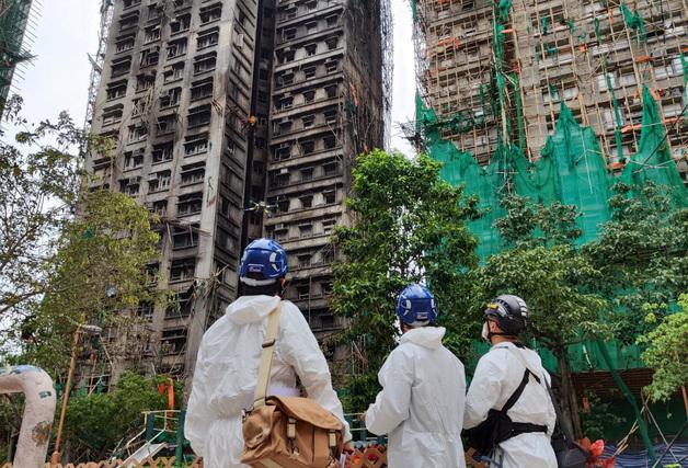 "불길 키운 그물망 제거하라" 홍콩, 159명 사망 화재 뒤 대대적 정비