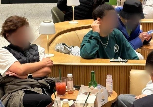 스타벅스서 치킨에 소주를?…중국 관광객 '도 넘는 민폐'