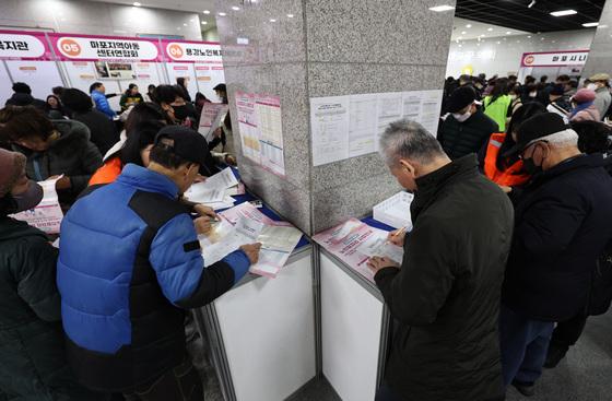 시니어 절반은 퇴직 후 재취업…"완전한 은퇴는 70대"