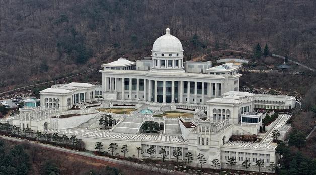 李대통령 "종교단체 정치개입…반사회적 행위 재단 해산시켜야"