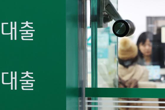 자영업자 연체율 0.98% '역대 최고'…부채는 2년 연속 감소