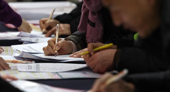 노인 빈곤율 OECD서 1위…40%, 중위소득 절반도 못미쳐