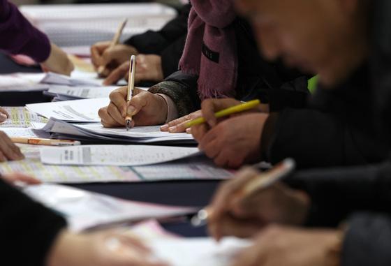 노인 빈곤율 OECD서 1위…40%, 중위소득 절반도 못미쳐