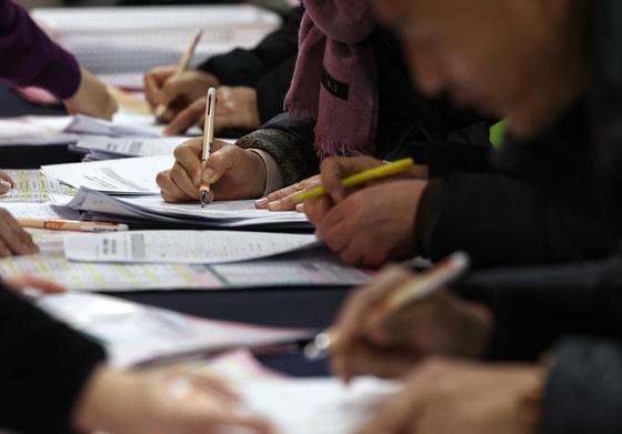 韓 노인 소득 빈곤율, OECD서 1위…10명 중 4명은 중위소득 절반도 못미쳐