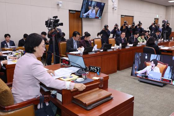 '허위·조작정보 악의적 유포' 최대 5배 손배법…법사위 통과