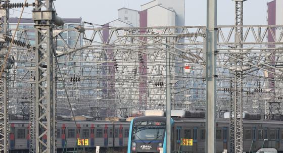 철도 총파업 유보…오늘 KTX 등 열차 정상 운행