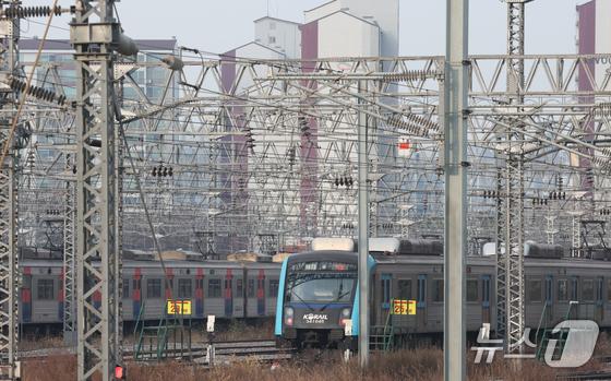 철도 총파업 유보…오늘 KTX 등 열차 정상 운행