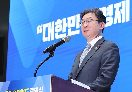 이억원 금융위원장 "증권 임원, 친족에게 중요 정보 미리 공유…압색 진행"